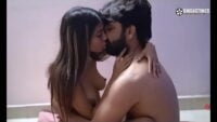 Xxx Xxxw खुले में नंगे बदन हॉट किसिंग, रोमांस और सेक्स करता इंडियन कपल वीडियो